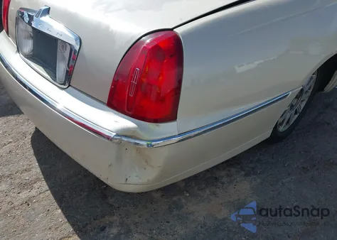 2001 Lincoln Town Car Cartier из США, поврежденный, VIN 1LNHM83W81Y706332